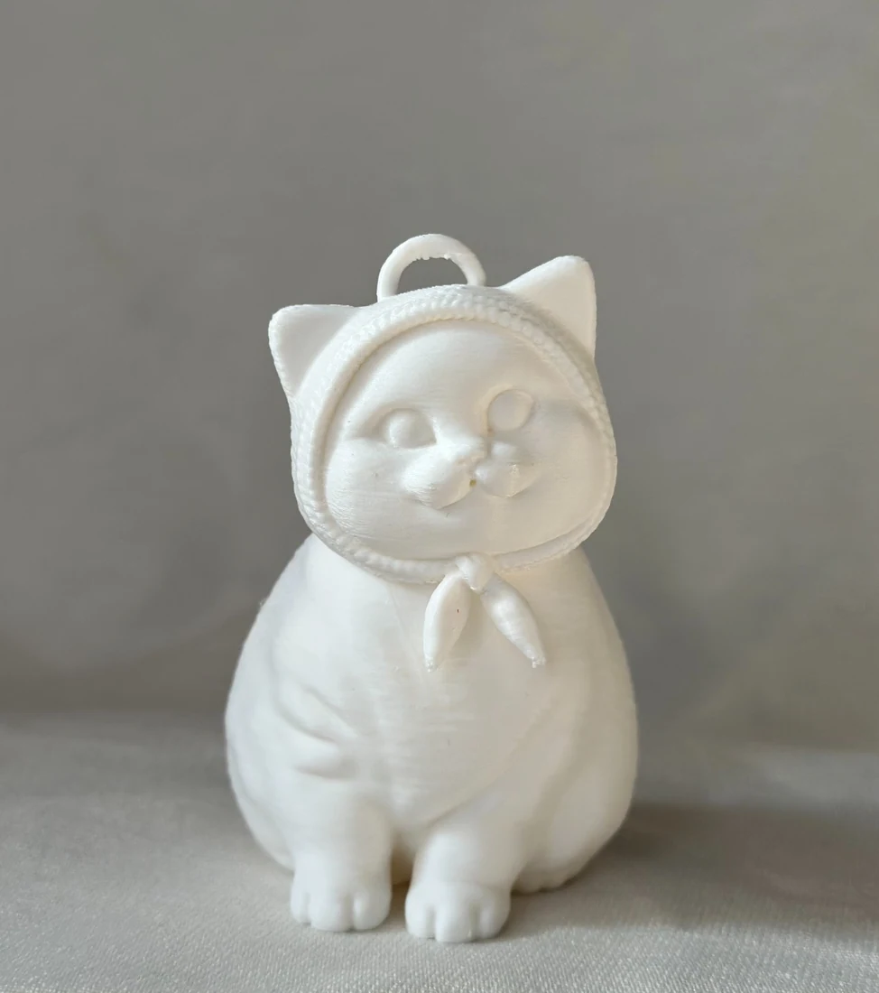 Белая фигурка котика до раскрашивания